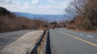奈良の街並みへと下る